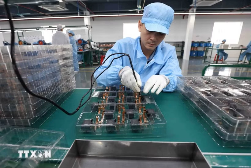 Sản xuất linh kiện điện tử. (Ảnh: Vũ Sinh/TTXVN)