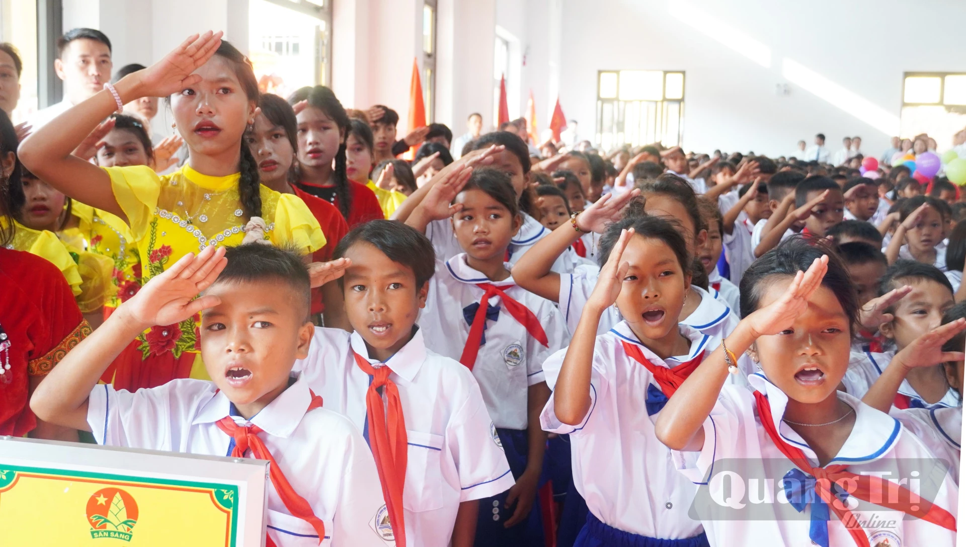 Học sinh Trường Phổ thông nội trú tiểu học và THCS Thượng Trạch hân hoan đón chào năm học mới - Ảnh: N.M