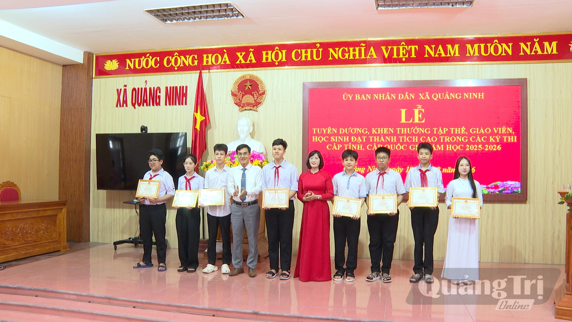 Khen thưởng cho các giáo viên, học sinh đạt thành tích cao - Ảnh: N.K