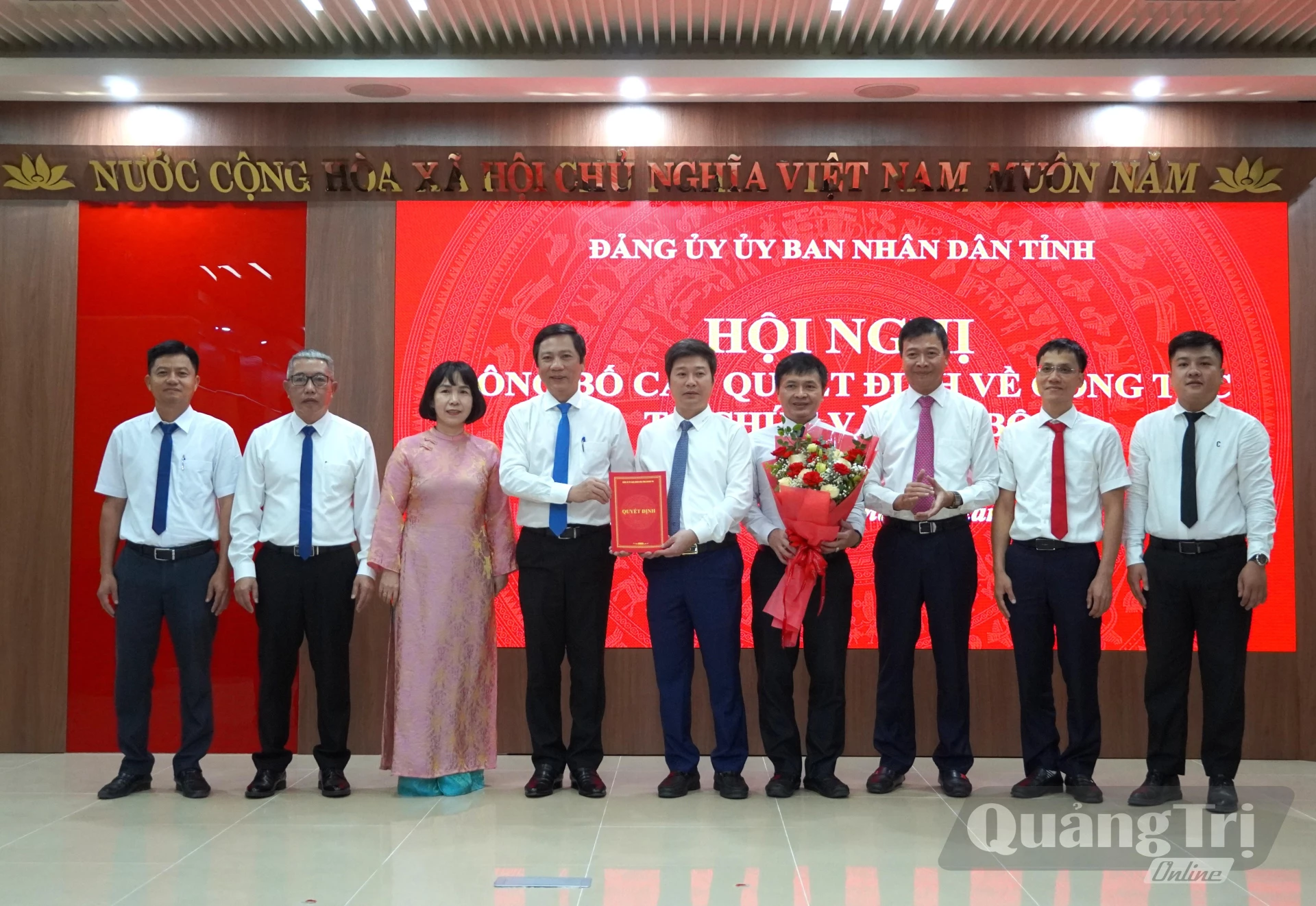 Đồng chí Hoàng Nam, Phó Chủ tịch Thường trực UBND tỉnh, Phó Bí thư Thường trực Đảng ủy UBND tỉnh trao quyết định thành lập Đảng bộ Ban Quản lý Dự án đầu tư xây dựng Công trình giao thông - Ảnh: T.Đ