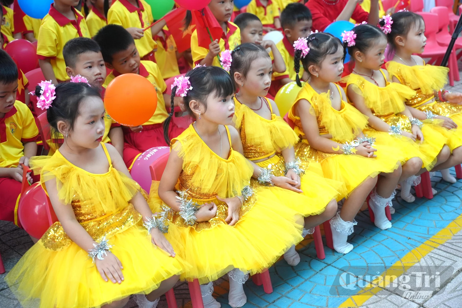 Các em học sinh mầm non vui tươi, háo hức dự lễ khai giảng năm học mới - Ảnh: T.Đ