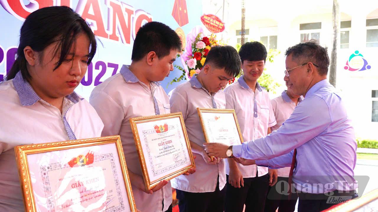 Đại diện lãnh đạo nhà trường trao Giấy khen và phần thưởng cho 16 học sinh đạt thành tích cao trong học tập và rèn luyện năm học 2025-2026 - Ảnh: H.T