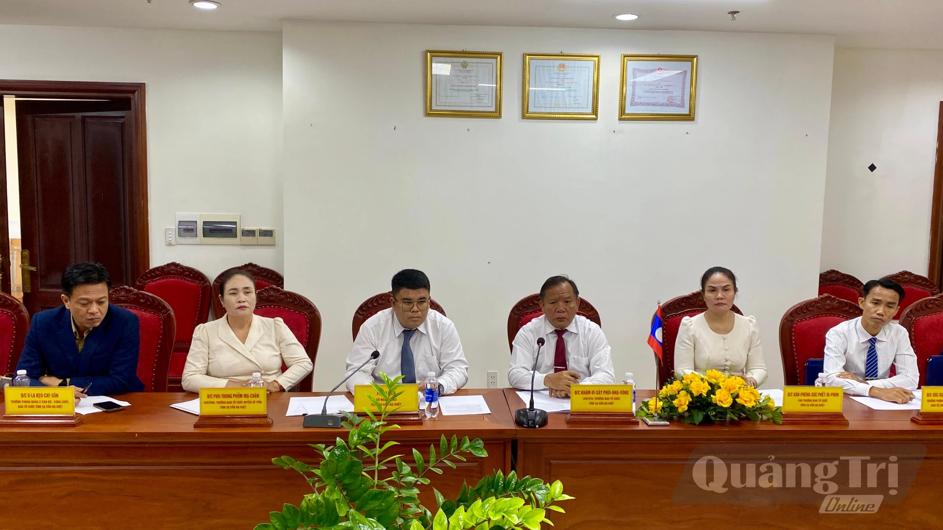 Các đại biểu tỉnh Sạ-vẳn-na-khệt dự buổi hội đàm - Ảnh: H.N