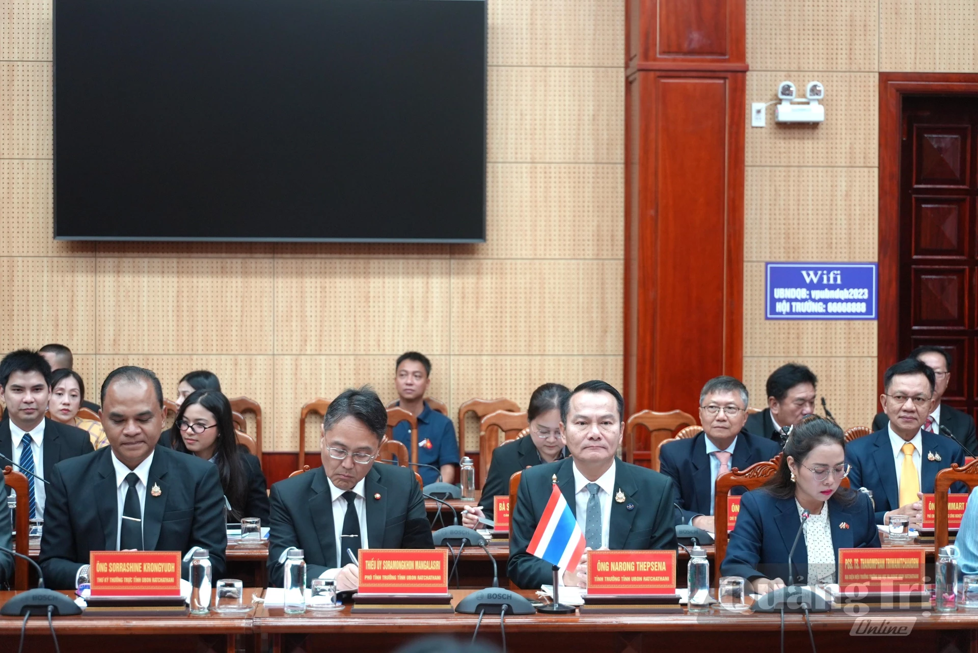 Ông Na Rông Thếp Xể Na, Tỉnh trưởng và các thành viên Đoàn Đại biểu cấp cao tỉnh Ubon Ratchathani, Vương quốc Thái Lan tham dự buổi làm việc - Ảnh: T.Đ
