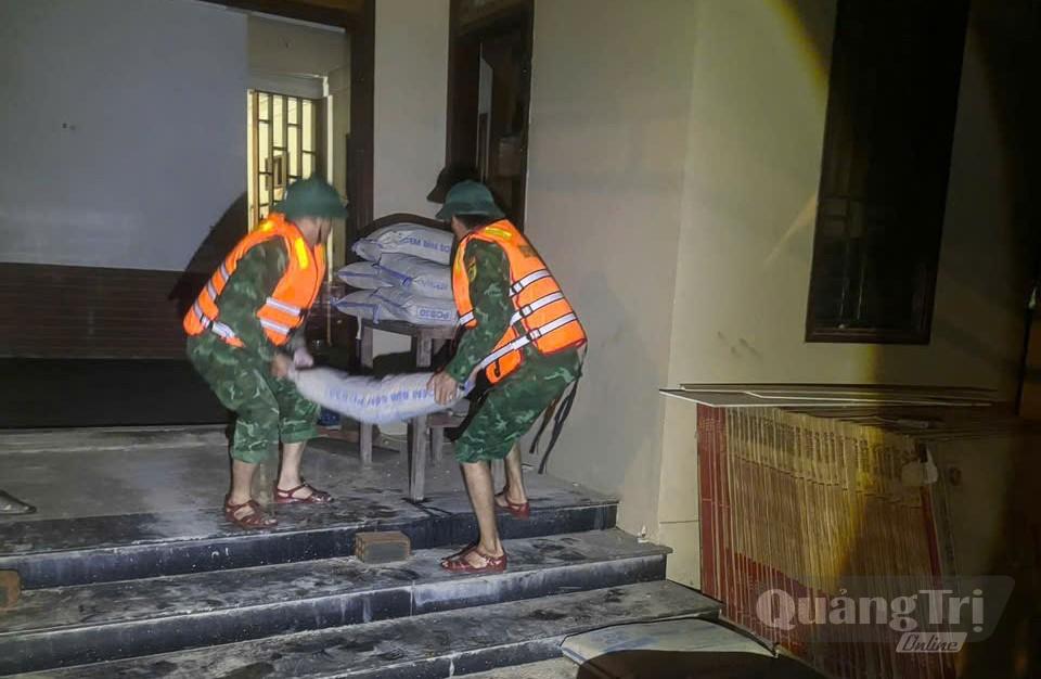 Lực lượng chức năng hỗ trợ người dân di dời tài sản trước diễn biến phức tạp của thời tiết - Ảnh: Q.V