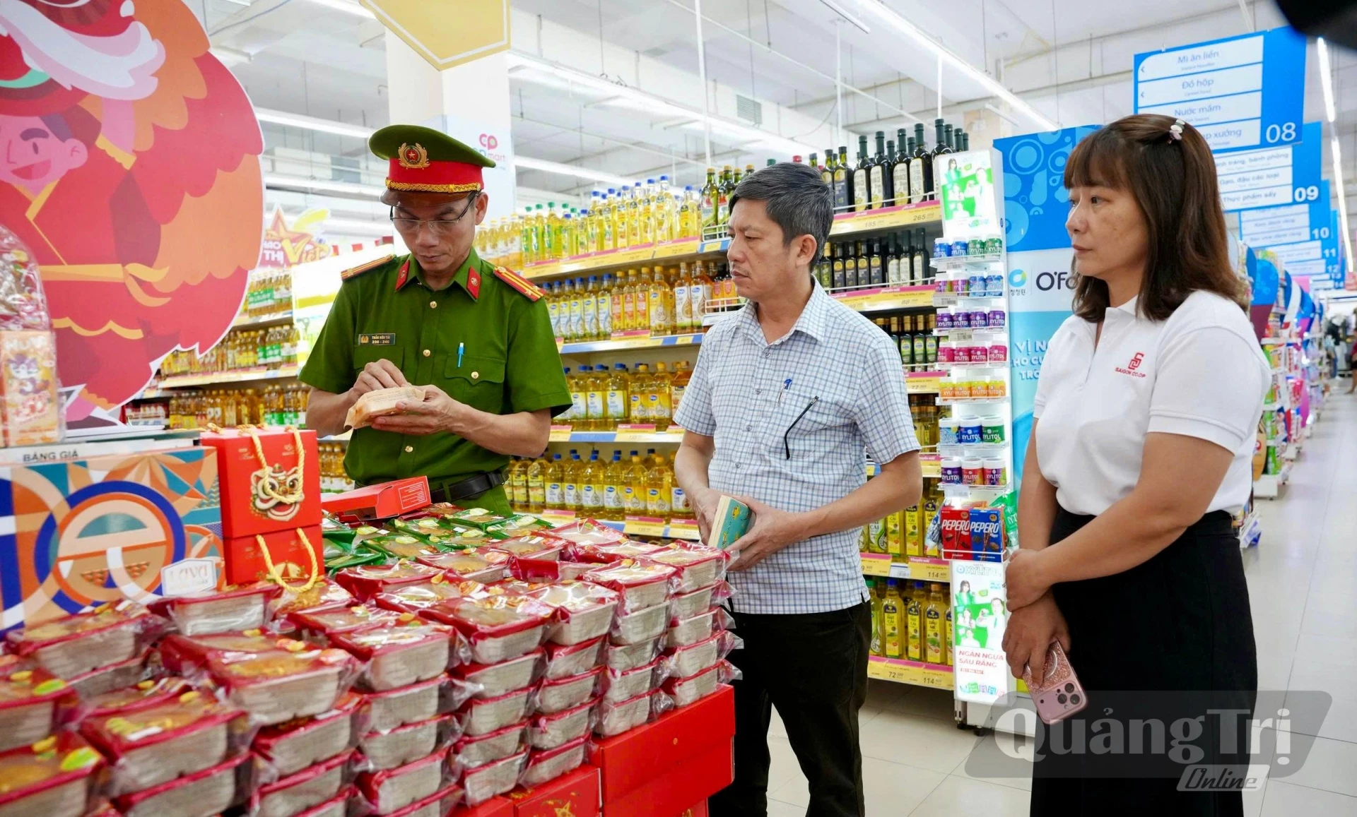 Kiểm tra các loại bánh Trung thu tại Siêu thị Co.opmart Quảng Bình - Ảnh: H.N