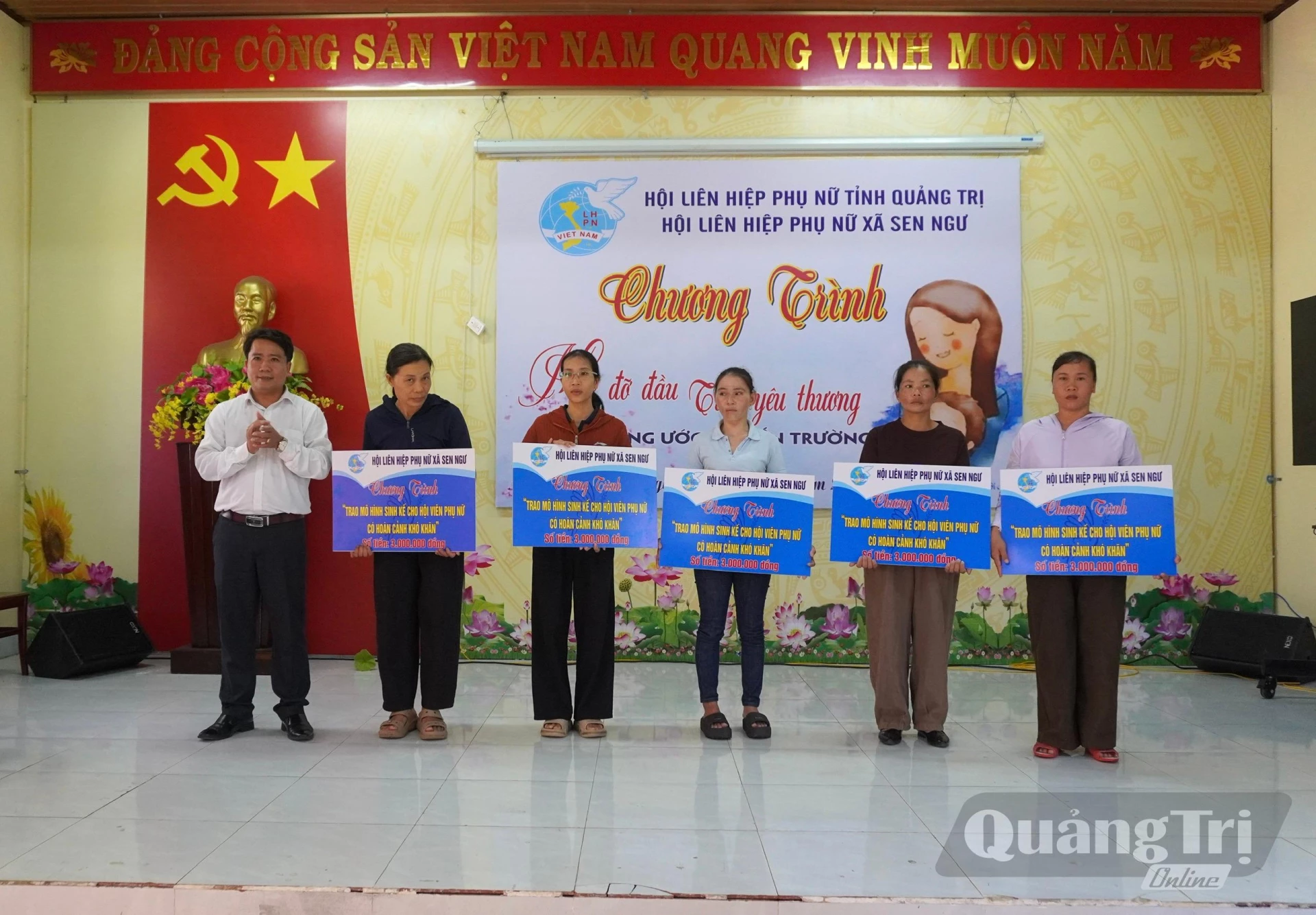Trao mô hình sinh kế cho các hội viên Hội LHPN xã Sen Ngư có hoàn cảnh đặc biệt khó khăn - Ảnh: H.T