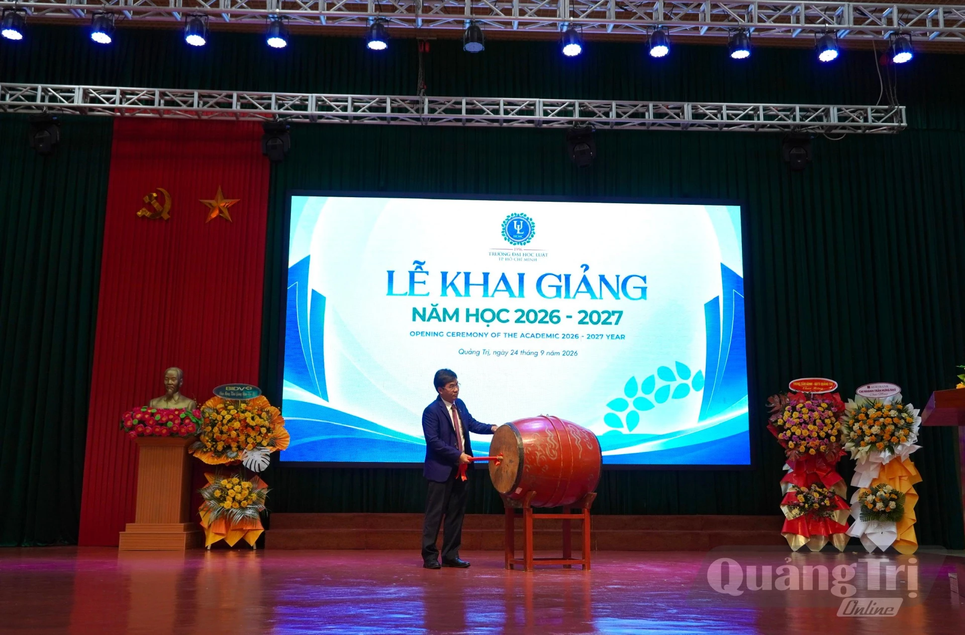TS. Lê Trường Sơn-Hiệu trưởng Trường Đại học Luật TP. Hồ Chí Minh đánh trống Khai giảng năm học mới - Ảnh: H.T