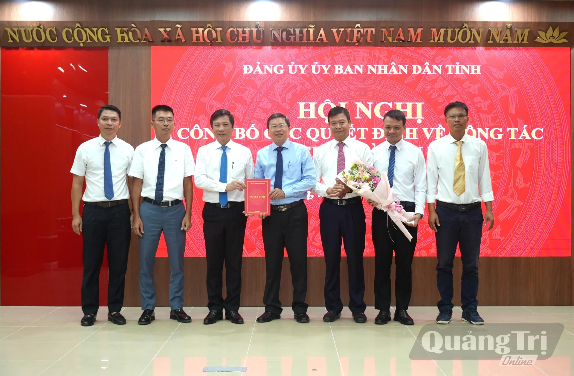 Đồng chí Hoàng Nam, Phó Chủ tịch Thường trực UBND tỉnh, Phó Bí thư Thường trực Đảng ủy UBND tỉnh trao quyết định thành lập Đảng bộ Ban Quản lý Dự án đầu tư xây dựng Công trình dân dụng, Công nghiệp và Hạ tầng kỹ thuật - Ảnh: T.Đ