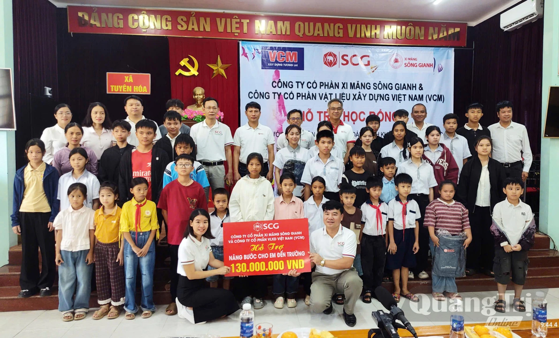 Ban tổ chức đã trao 90 suất quà trị giá 130 triệu cho các em học sinh khó khăn trên địa bàn xã Tuyên Hóa - Ảnh: V.H
