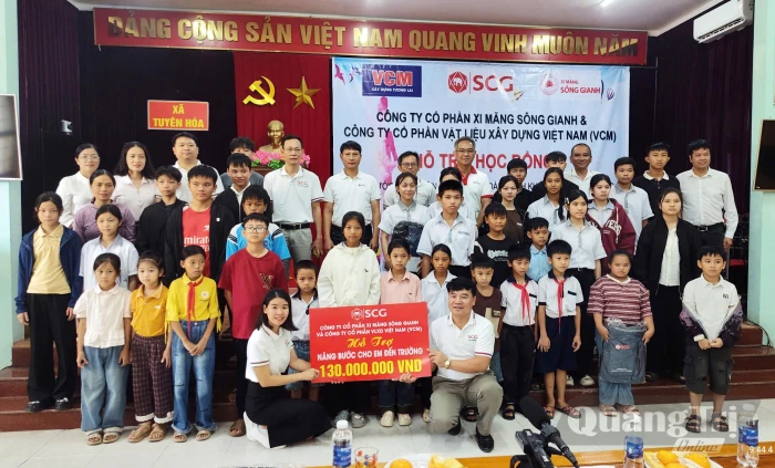 Trao quà 'Tiếp sức đến trường' cho học sinh hoàn cảnh khó khăn