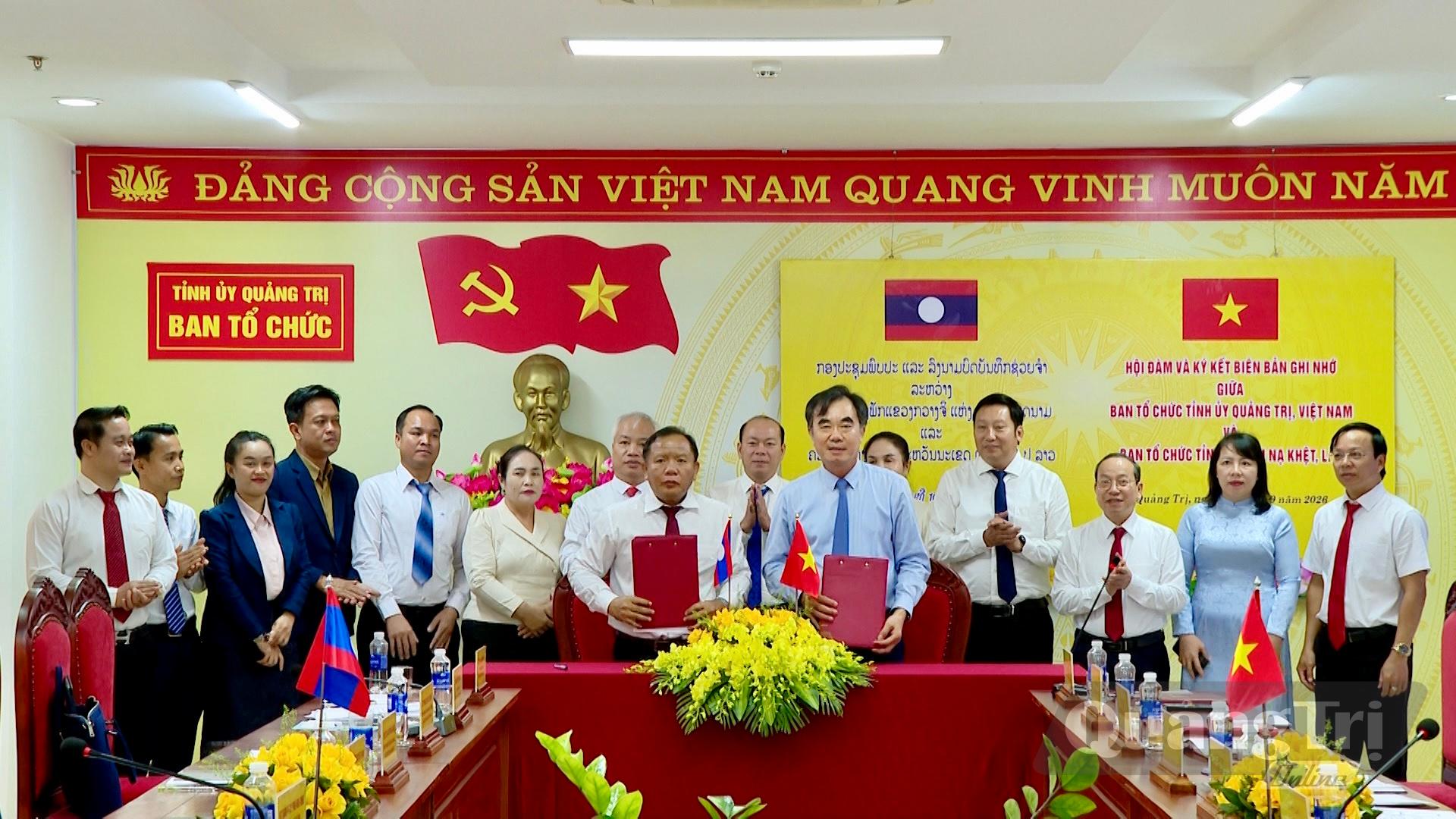 Ký kết biên bản hợp tác giữa Ban Tổ chức Tỉnh ủy Quảng Trị với Ban Tổ chức tỉnh Sạ-vẳn-na-khệt - Ảnh: H.N