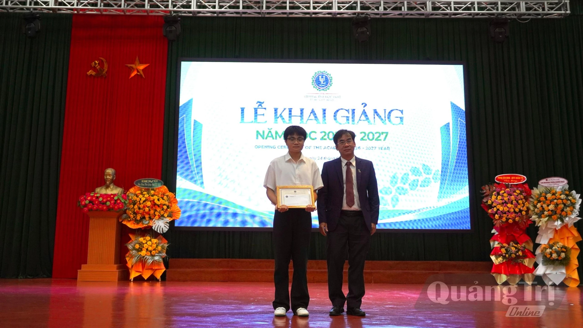 Trao khen thưởng cho các tân sinh viên có thành tích cao trong tuyển sinh đầu vào - Ảnh: H.T