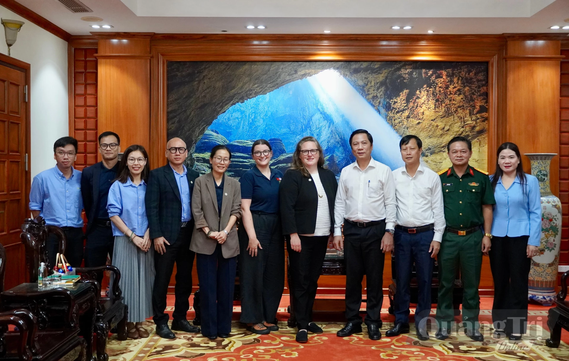 Các đồng chí lãnh đạo chụp ảnh lưu niệm với đoàn công tác tổ chức PeaceTrees VietNam - Ảnh: H.N