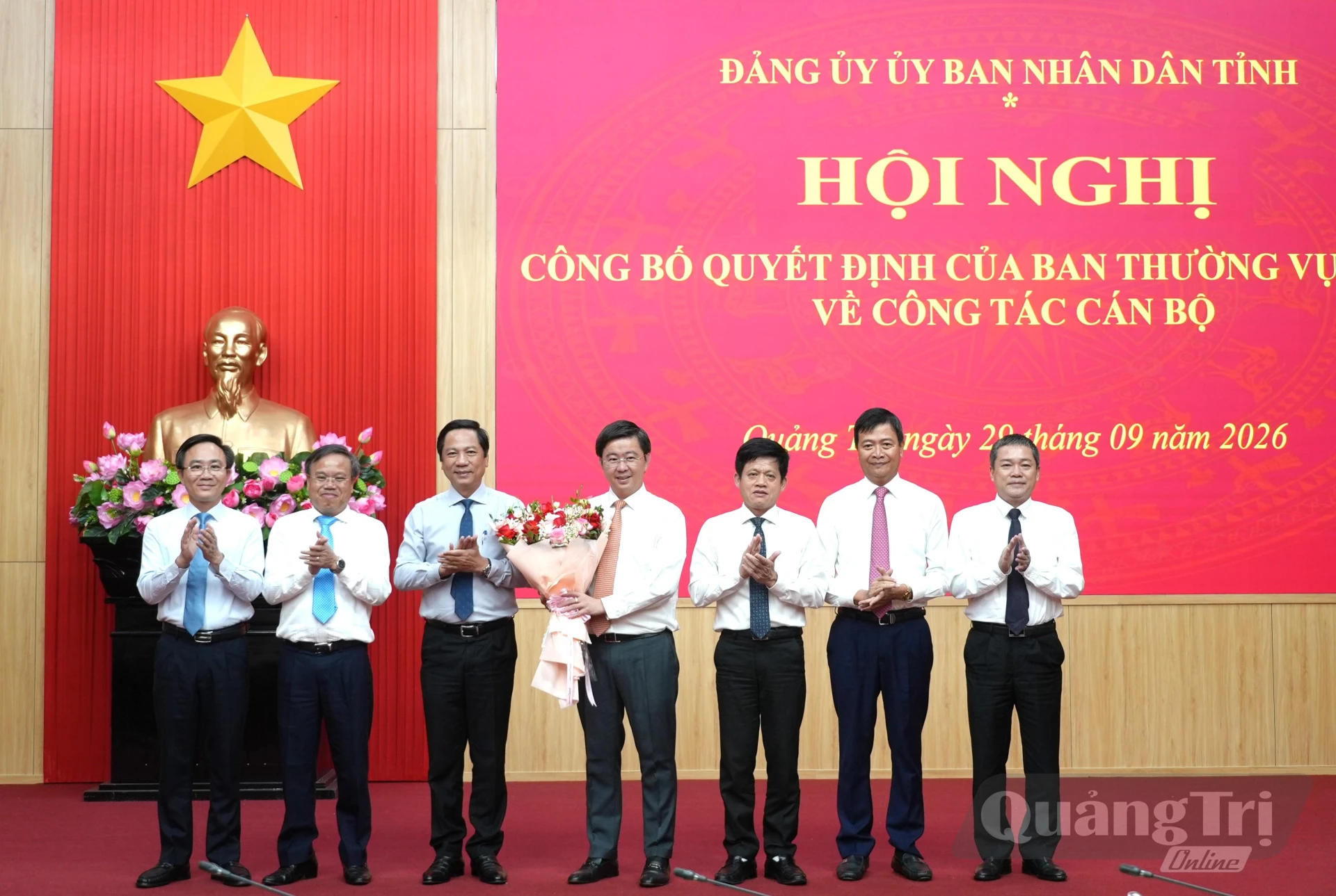 ác đồng chí trong Thường trực Đảng ủy UBND tỉnh cũng tặng hoa chúc mừng đồng chí Bùi Hoàng Phương, Chủ tịch UBND tỉnh, Bí thư Đảng ủy UBND tỉnh - Ảnh: T.Đ