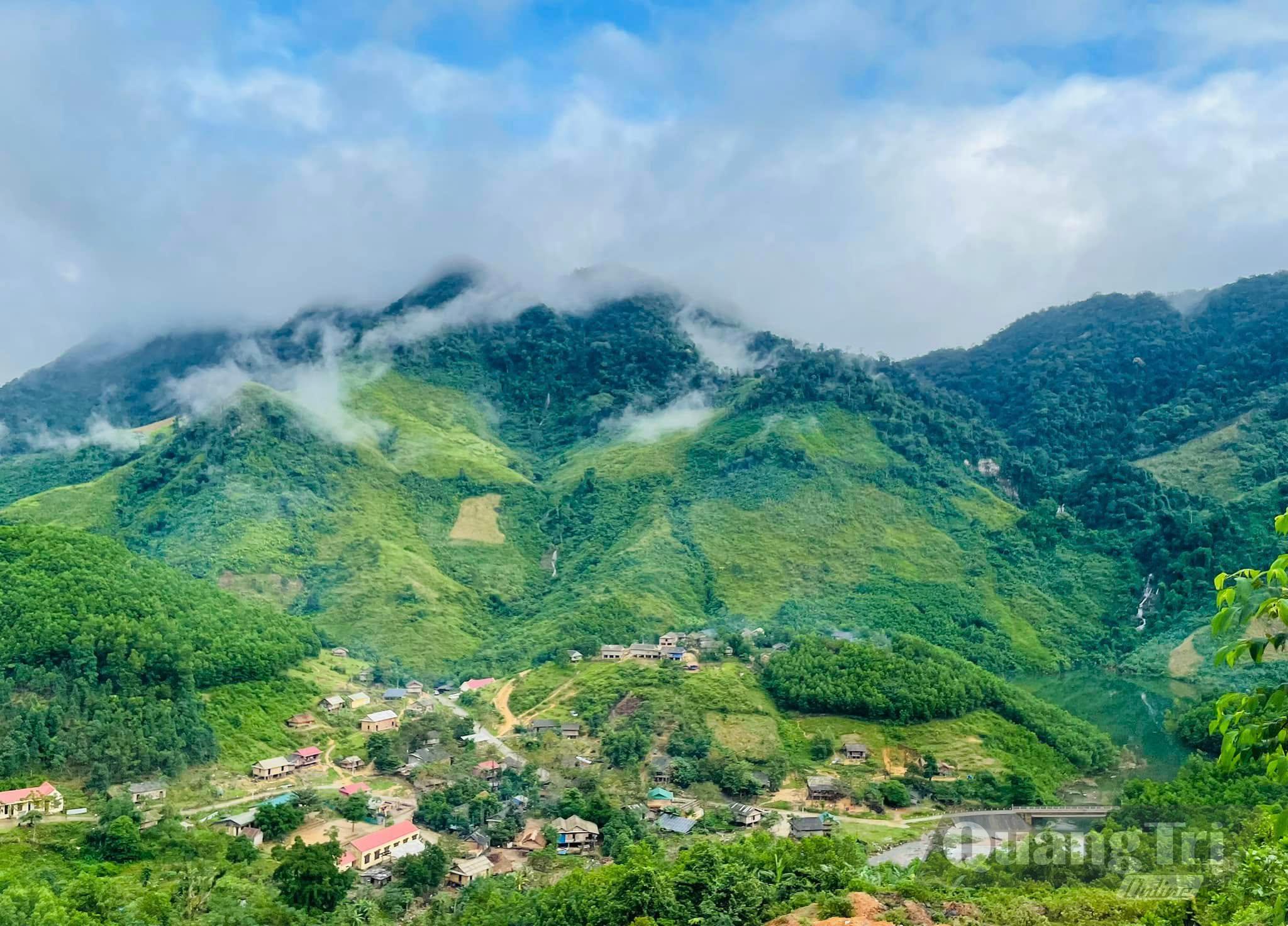 Cảnh đẹp của xã Dân Hóa là nguồn cảm hứng để các học sinh Trường phổ thông nội trú TH-THCS Dân Hóa thực hiện đề tài - Ảnh: X.V
