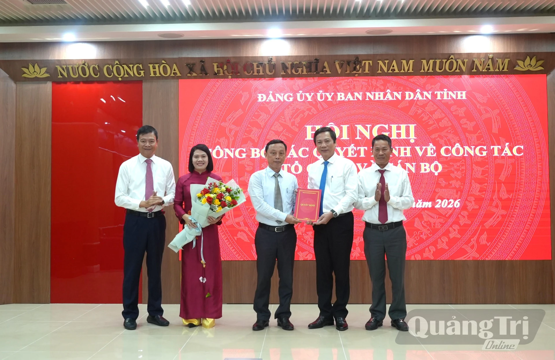 Đồng chí Hoàng Nam, Phó Chủ tịch Thường trực UBND tỉnh, Phó Bí thư Thường trực Đảng ủy UBND tỉnh trao quyết định thành lập Đảng bộ Ban Quản lý Dự án đầu tư xây dựng Công trình Nông nghiệp và Môi trường - Ảnh: T.Đ