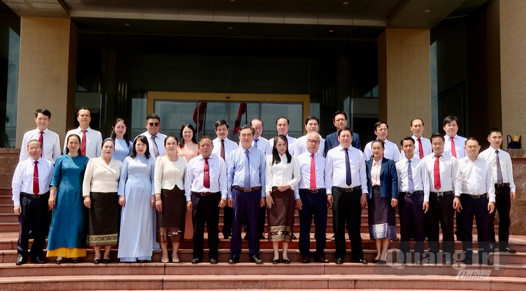 Ban Tổ chức Tỉnh ủy Quảng Trị và Ban Tổ chức tỉnh Sạ-vẳn-na-khệt chụp ảnh lưu niệm - Ảnh: H.N
