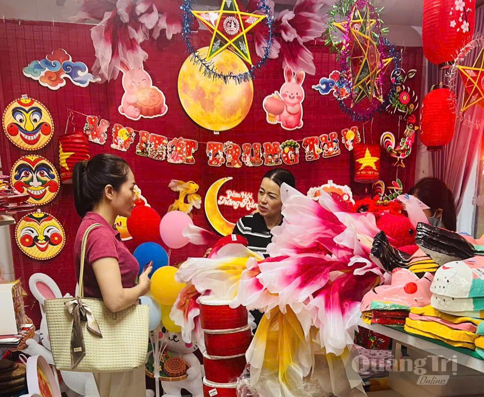 Thị trường đồ chơi trung thu trên địa bàn tỉnh khá phong phú... - Ảnh: L.M