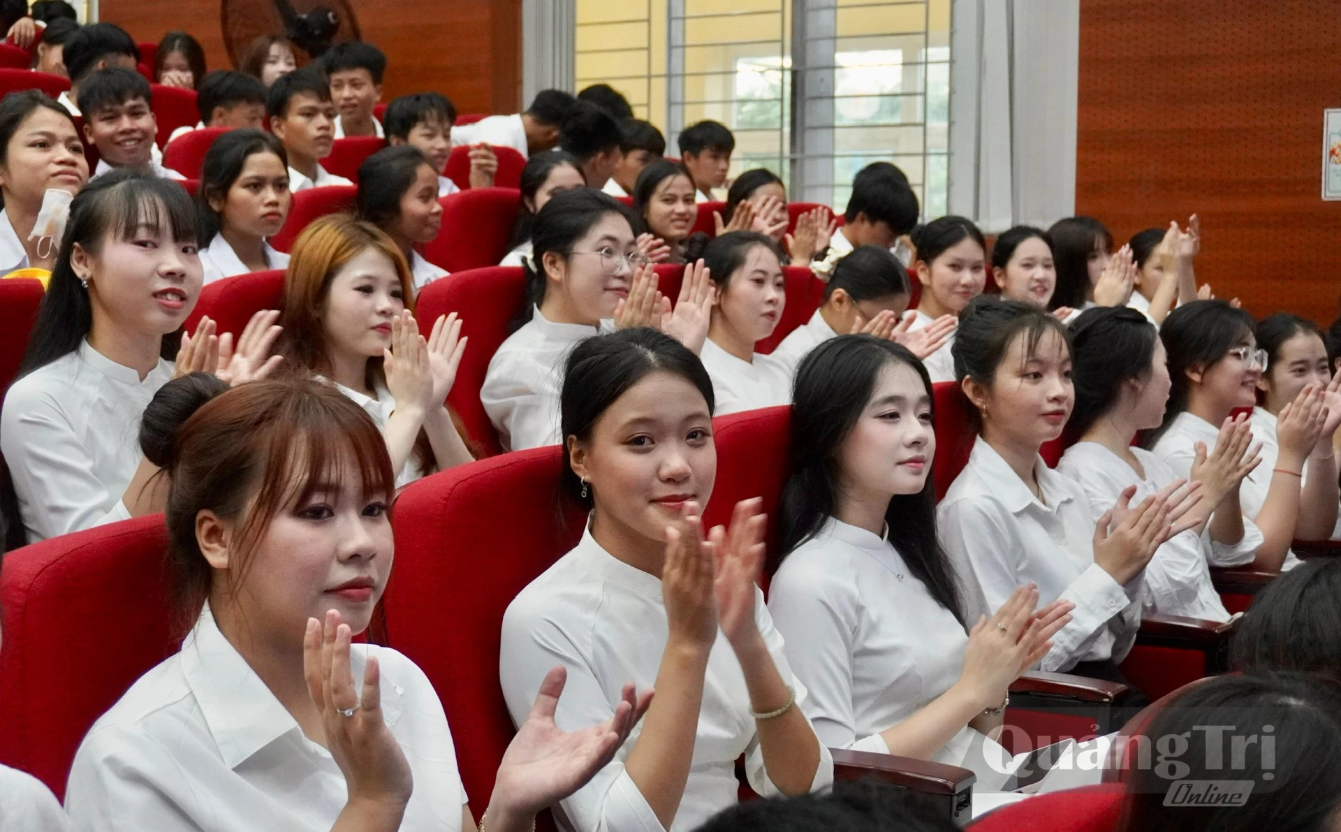 Tân sinh viên Phân hiệu Trường Đại học Luật TP. Hồ Chí Minh tại Quảng Trị vui mừng chào đón năm học mới - Ảnh: H.T