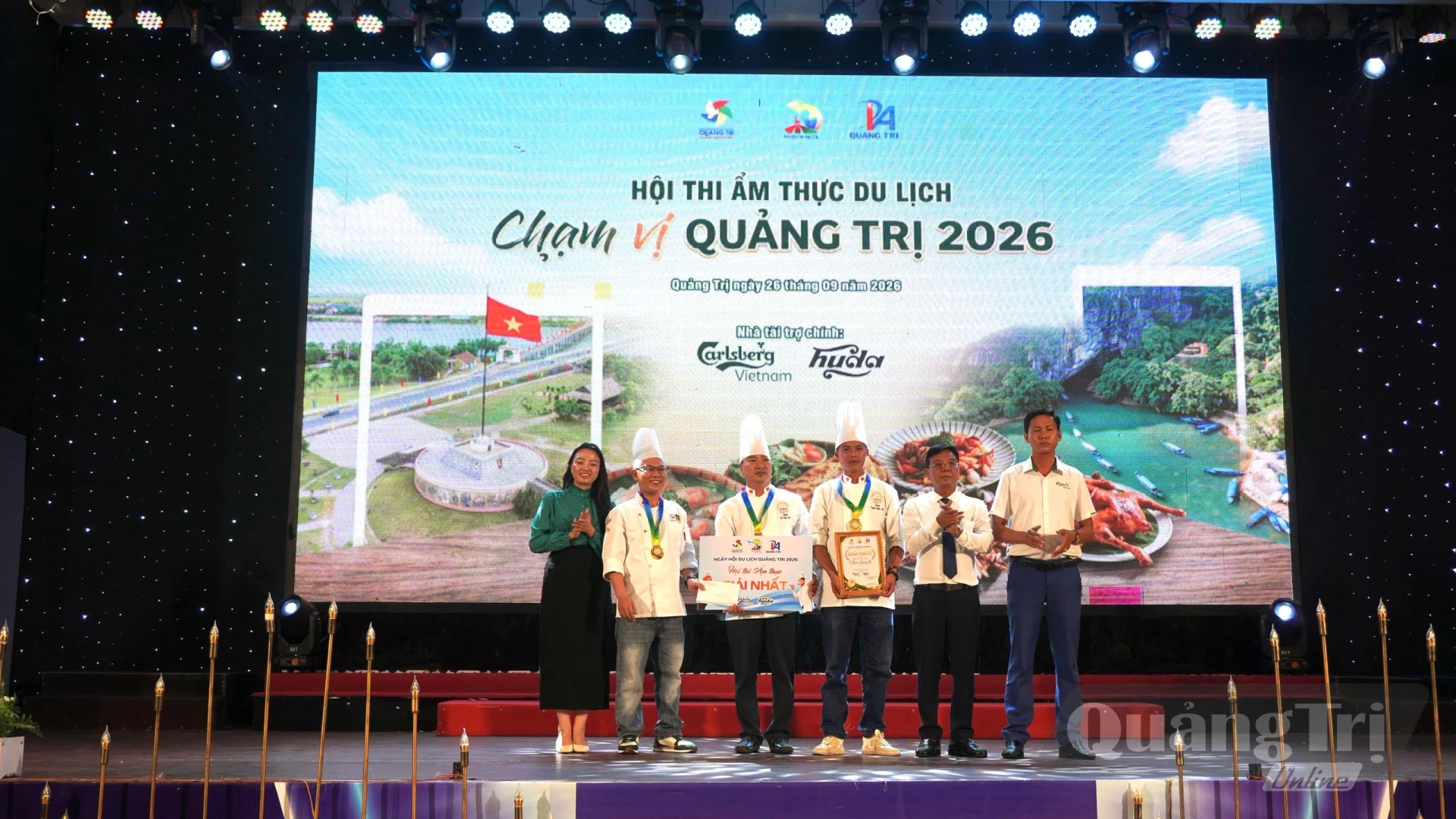 Trao giải nhất Hội thi ẩm thực “Chạm vị Quảng Trị” - Ảnh: H.T