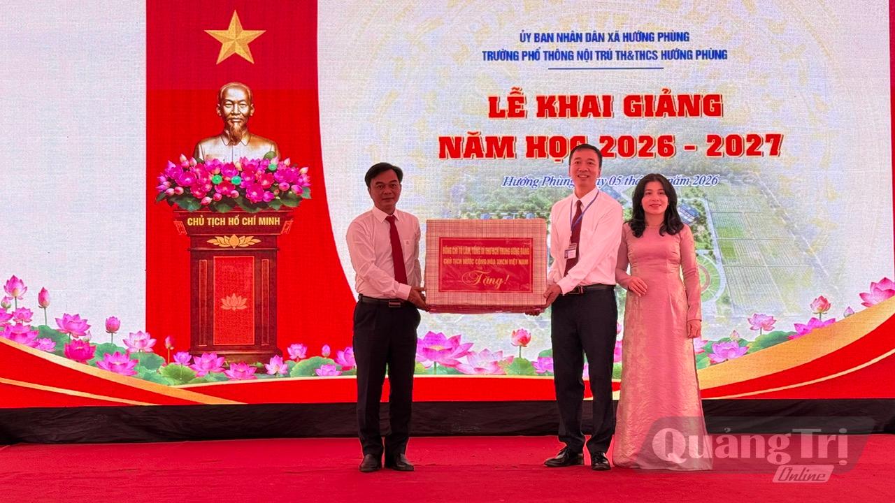 Đồng chí Nguyễn Chiến Thắng, Phó Bí thư Tỉnh ủy, Chủ tịch Ủy ban MTTQ Việt Nam tỉnh trao tặng quà của Bí thư, Chủ tịch nước Tô Lâm cho lãnh đạo nhà trường - Ảnh: NL