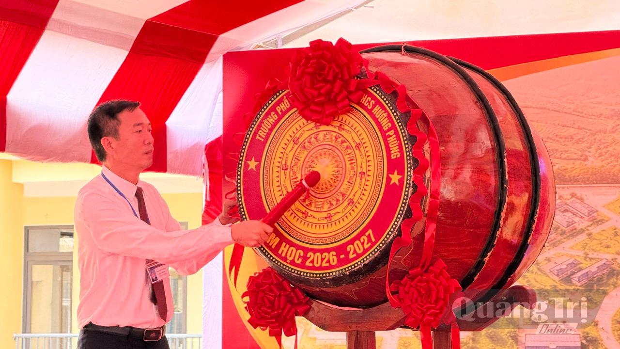 Thầy giáo Nguyễn Văn Tý - Hiệu trưởng Trường Phổ thông nội trú Tiểu học và THCS Hướng Phùng đánh trống khai trường - Ảnh: NL