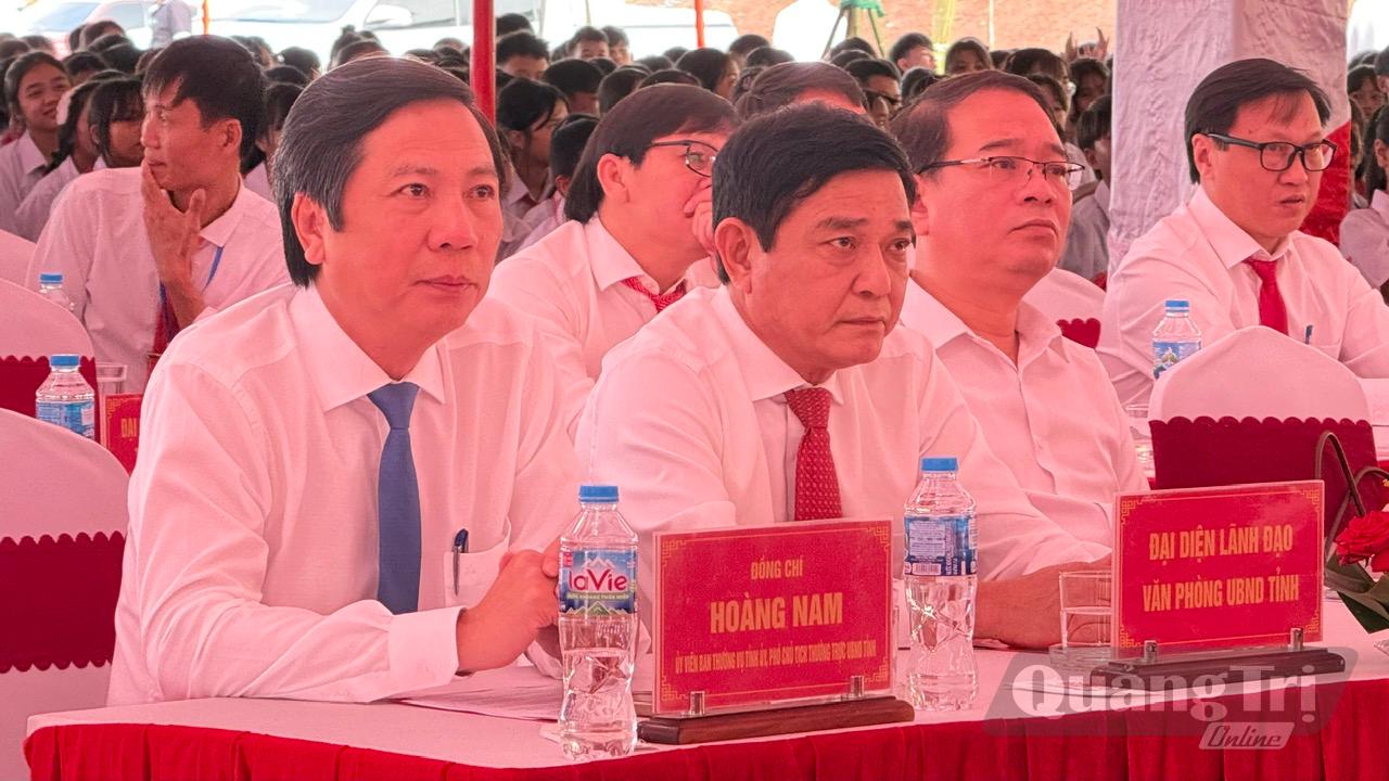 Đồng chí Hoàng Nam, Ủy viên Ban Thường vụ Tỉnh ủy, Phó Chủ tịch Thường trực UBND tỉnh dự lễ khai giảng tại Trường Phổ thông nội trú Tiểu học và THCS Hướng Phùng - Ảnh: NL