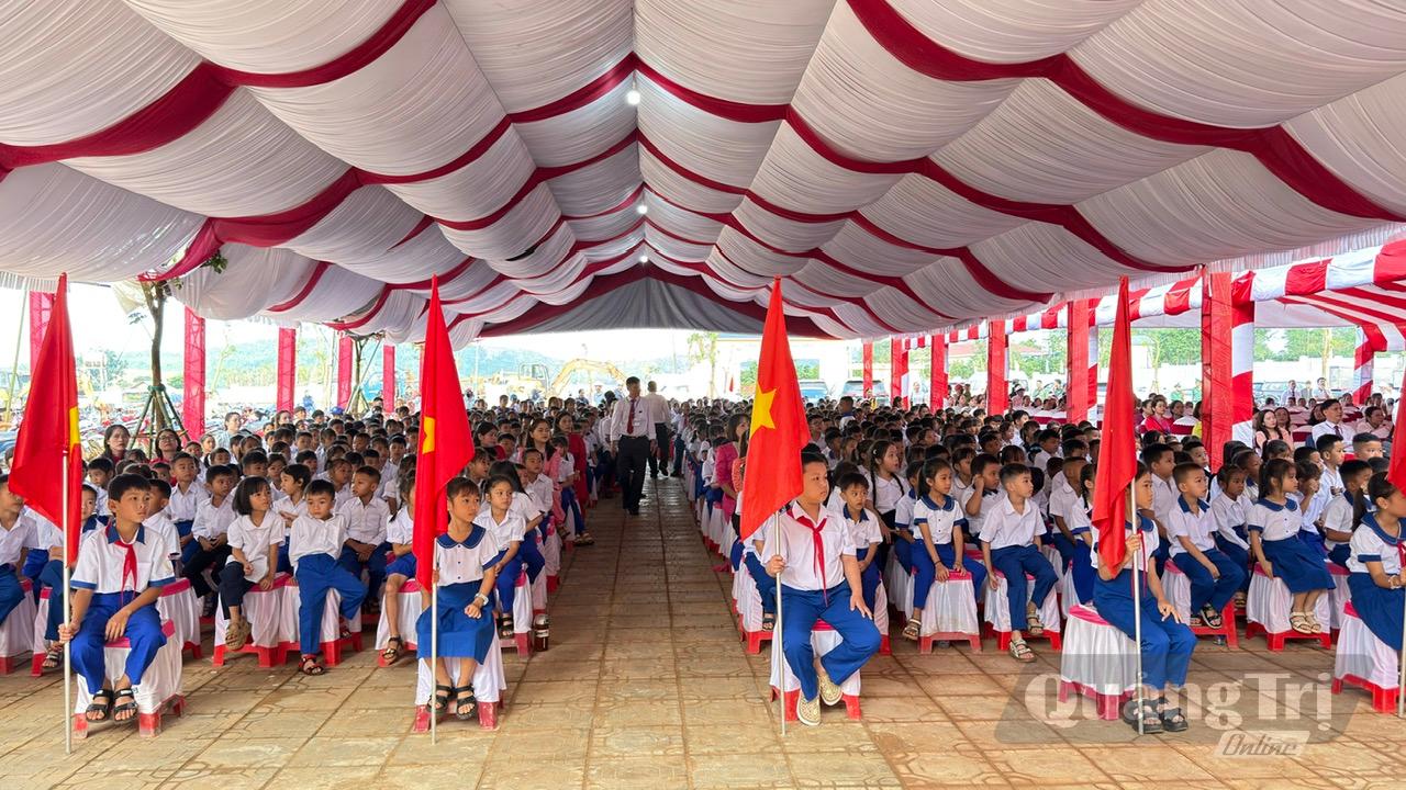 Học sinh hân hoan đón chào năm học mới - Ảnh: NL
