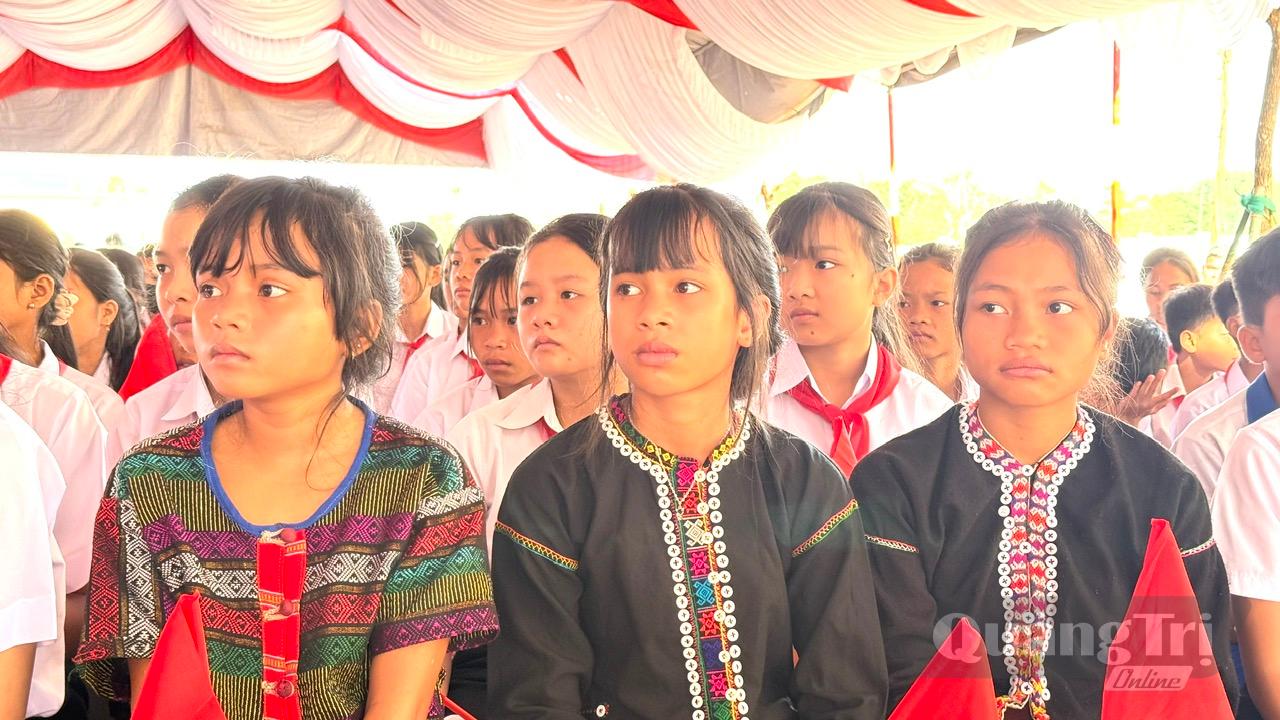 Các học sinh người đồng bào dân tộc thiểu số trong trang phục truyền thống - Ảnh: NL