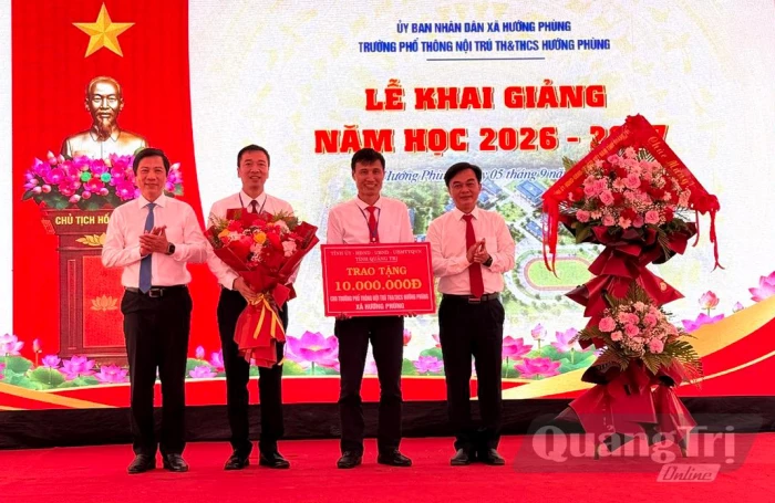 Các đồng chí lãnh đạo tỉnh dự lễ khai giảng năm học mới tại Trường phổ thông nội trú tiểu học và THCS Hướng Phùng