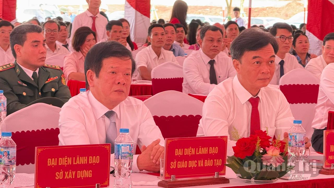 Đồng chí Nguyễn Chiến Thắng, Phó Bí thư Tỉnh ủy, Chủ tịch Ủy ban MTTQ Việt Nam tỉnh dự lễ khai giảng tại Trường Phổ thông nội trú Tiểu học và THCS Hướng Phùng - Ảnh: NL