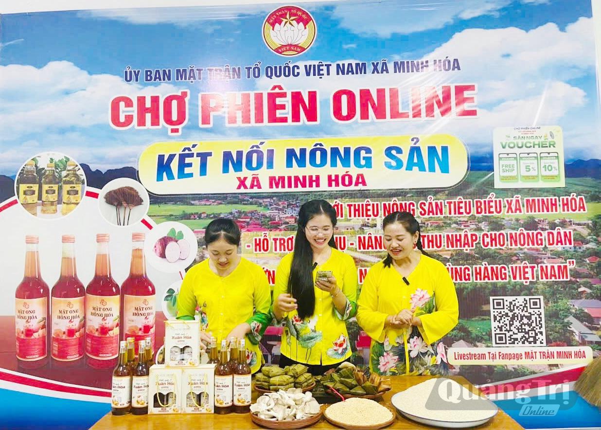 Nhiều hội viên phụ nữ xã Minh Hóa mua hàng Việt qua “chợ phiên online” - Ảnh: V.H
