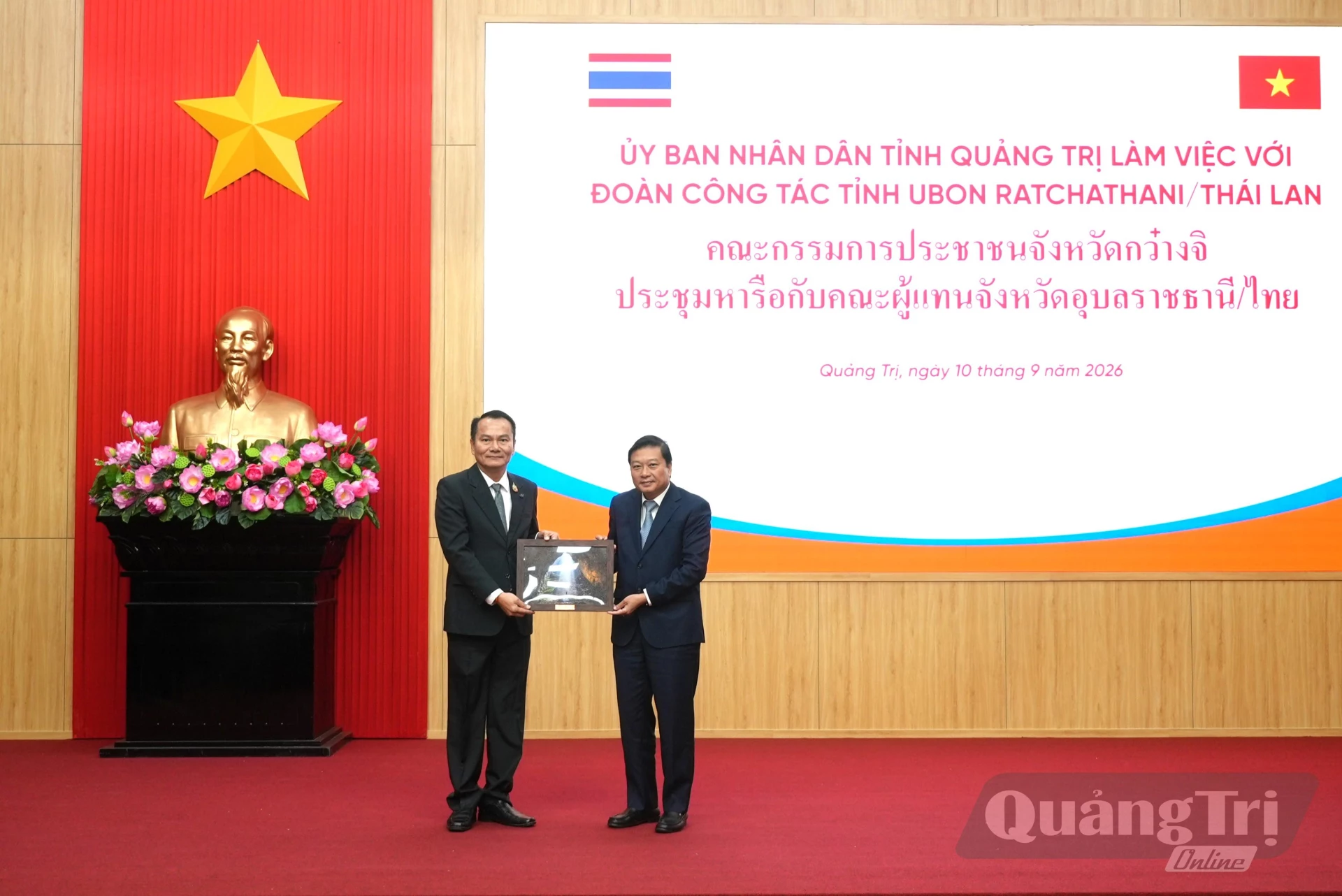 Đồng chí Lê Hồng Vinh, Phó Bí thư Tỉnh ủy, Chủ tịch UBND tỉnh tặng quà cho ông Na Rông Thếp Xể Na, Tỉnh trưởng tỉnh Ubon Ratchathani - Ảnh: T.Đ