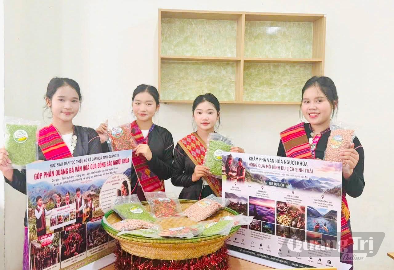 Các em học sinh Trường phổ thông nội trú TH-THCS Dân Hóa đang quảng bá văn hóa, du lịch của địa phương mình - Ảnh: M.H