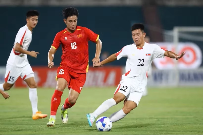 Đội tuyển U20 Việt Nam (áo đỏ) nhận thất bại 0-3 trước U20 Triều Tiên ở trận ra quân Vòng loại U20 châu Á 2027. (Ảnh: VFF)