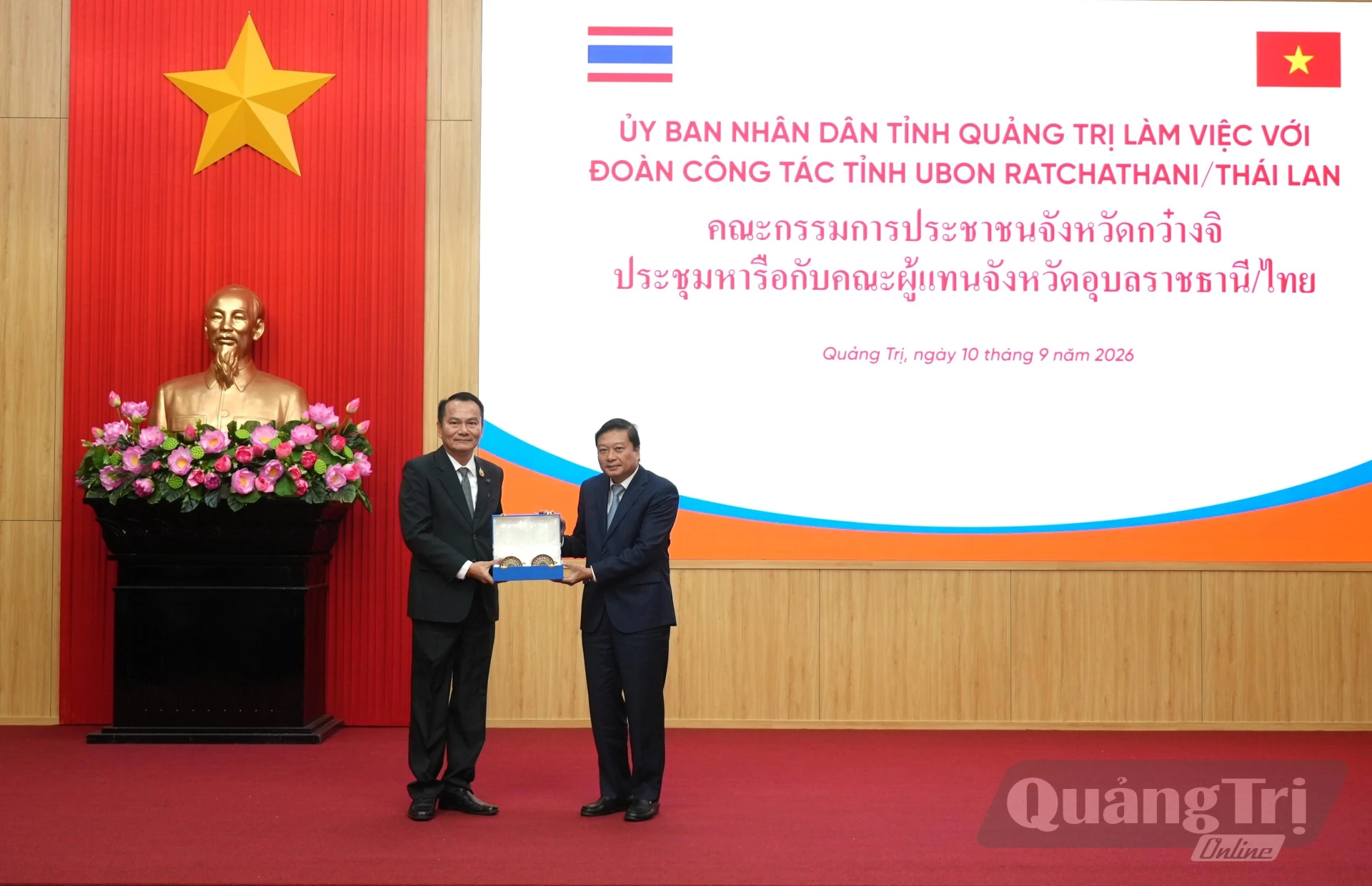 Ông Na Rông Thếp Xể Na, Tỉnh trưởng tỉnh Ubon Ratchathani tặng quà cho đồng chí Lê Hồng Vinh, Phó Bí thư Tỉnh ủy, Chủ tịch UBND tỉnh Quảng Trị - Ảnh: T.Đ