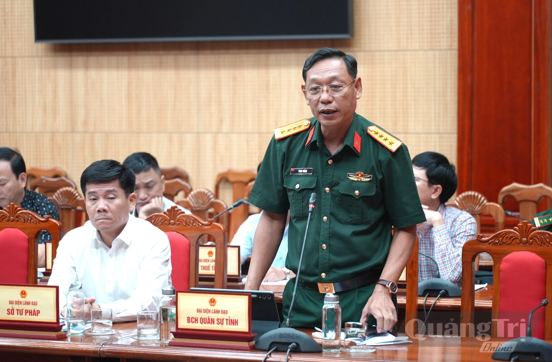 Đại tá Phan Thắng, Chỉ huy trưởng Bộ Chỉ huy Quân sự tỉnh phát biểu tại phiên họp - Ảnh: T.Đ