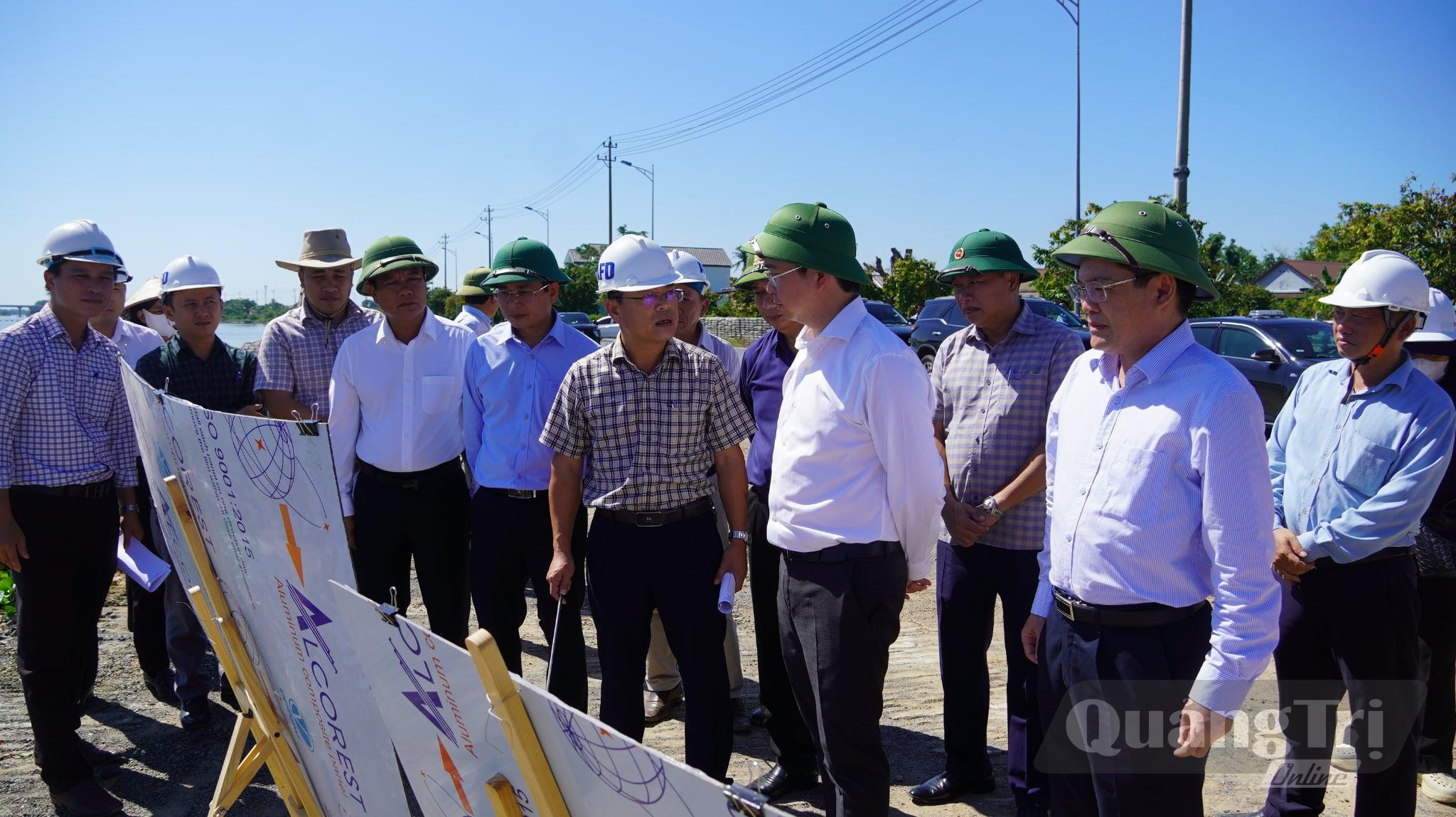 Chủ tịch UBND tỉnh Bùi Hoàng Phương nghe báo cáo dự án Đường hai đầu cầu Dây Văng sông Hiếu. Ảnh: V.A