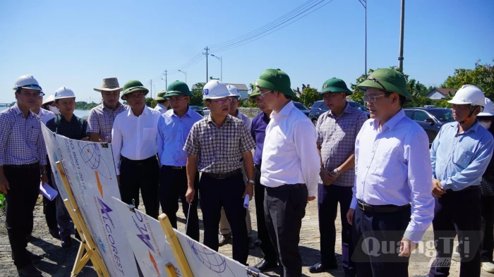 Đồng chí Chủ tịch UBND tỉnh kiểm tra tiến độ thi công các dự án