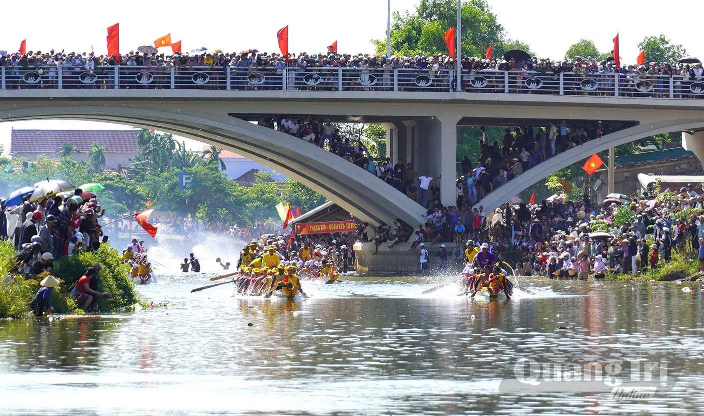 Điểm đặc biệt của Lễ đua, bơi thuyền truyền thống trên sông Kiến Giang là người dân đều cổ vũ nhiệt tình cho tất cả các đội đua.