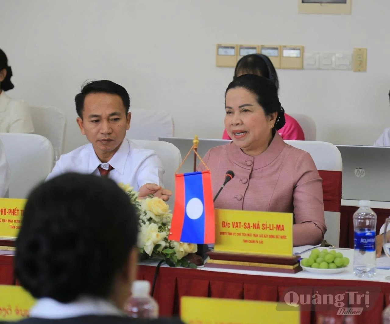 Đồng chí Vạt sạ nả Sỉ li ma, Ủy viên Ban Thường vụ Tỉnh ủy, Chủ tịch Mặt trận Lào Xây dựng đất nước tỉnh Chăm Pa Sắc phát biểu tại hội đàm - Ảnh: NL