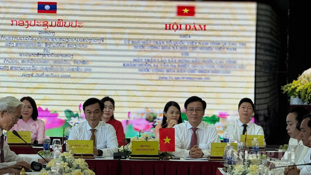 Đồng chí Đồng chí Nguyễn Chiến Thắng, Phó Bí thư Tỉnh ủy, Bí thư Đảng ủy MTTQ, các đoàn thể tỉnh, Chủ tịch Ủy ban MTTQ Việt Nam tỉnh và đồng chí Đào Mạnh Hùng, Ủy viên Ban Thường vụ Tỉnh ủy, Phó Chủ tịch Thường trực Ủy ban MTTQ Việt Nam tỉnh chủ trì hội đàm - Ảnh: NL