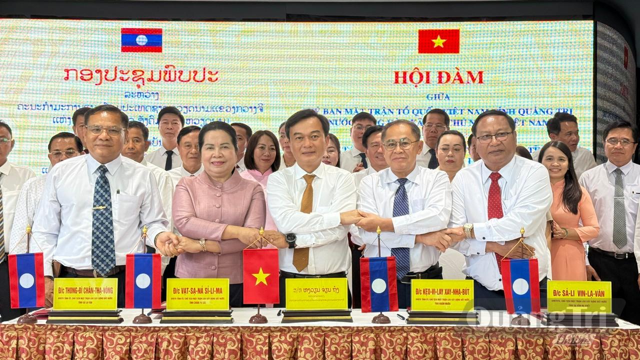 Ký kết biên bản hội đàm giữa Ủy ban MTTQ Việt Nam tỉnh với Mặt trận Lào xây dựng đất nước 4 tỉnh Khăm Muồn, Sạ Vẳn Nạ Khệt, Sả Lạ Văn và Chăm Pa Sắc - Ảnh: NL