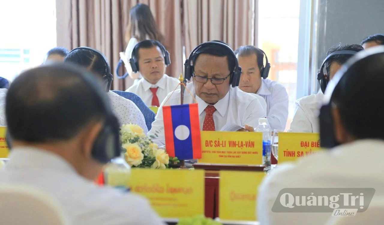 Đồng chí Sả  li Vin lạ Văn, Ủy viên Ban Thường vụ Tỉnh ủy, Chủ tịch Mặt trận Lào Xây dựng đất nước tỉnh Sạ Vẳn Nạ Khệt phát biểu tại hội đàm - Ảnh: NL