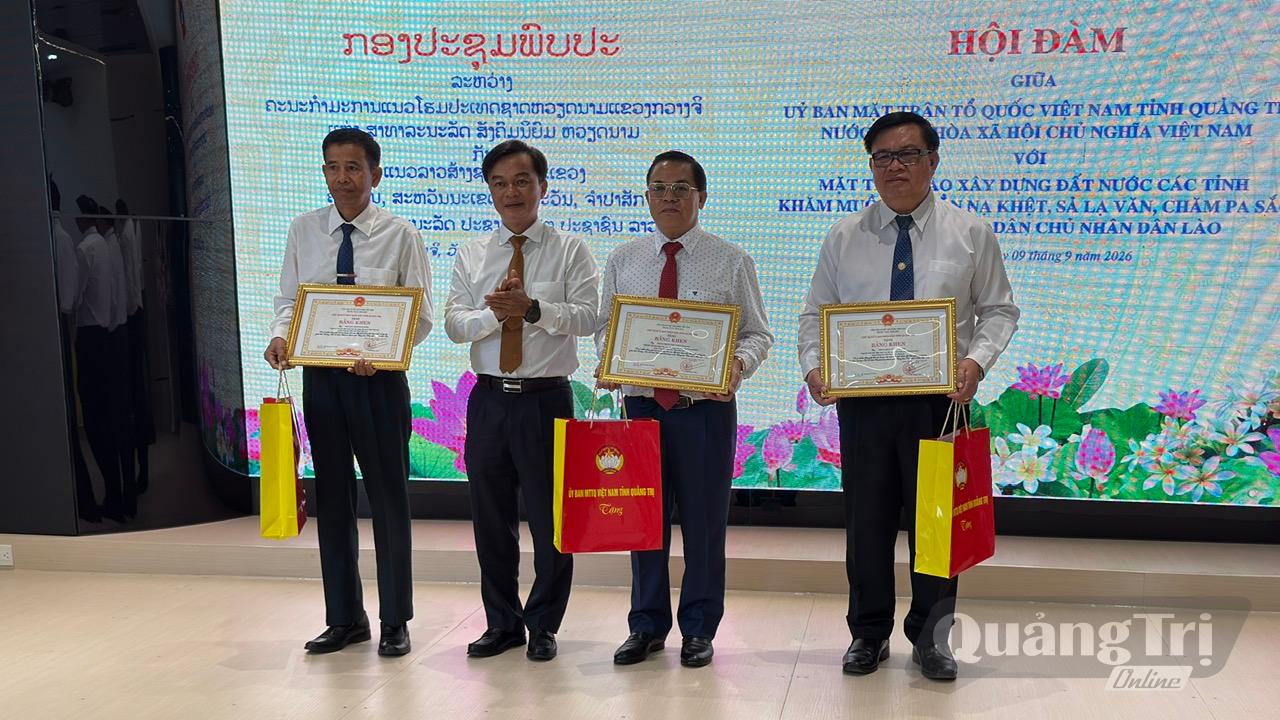 Đồng chí Đồng chí Nguyễn Chiến Thắng, Phó Bí thư Tỉnh ủy, Bí thư Đảng ủy MTTQ, các đoàn thể tỉnh, Chủ tịch Ủy ban MTTQ Việt Nam tỉnh trao tặng Bằng khen của Chủ tịch UBND tỉnh cho 3 cá nhân có nhiều thành tích