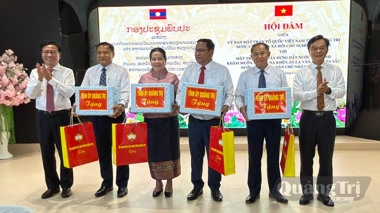 Tặng quà của Tỉnh ủy và Ủy ban MTTQ Việt Nam tỉnh cho các đồng chí Trưởng đoàn Đại biểu Mặt trận Lào Xây dựng đất nước - Ảnh: NL