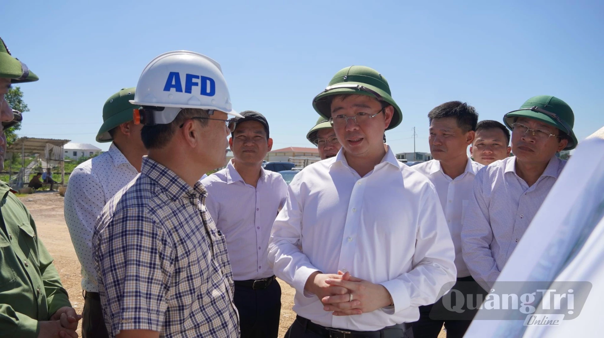 Chủ tịch UBND tỉnh Bùi Hoàng Phương nghe báo cáo dự án Phát triển đô thị ven biển miền Trung hướng đến tăng trưởng xanh và ứng phó với biến đổi khí hậu thành phố Đông Hà (cũ). Ảnh: V.A