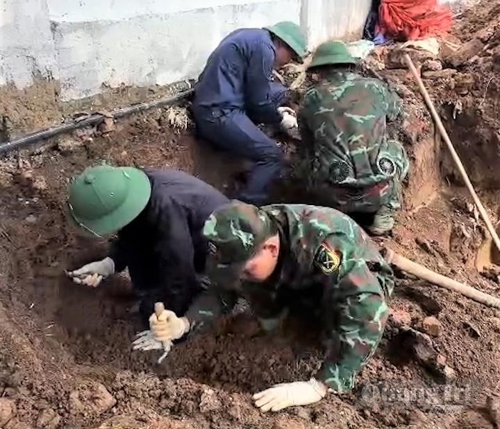 Đội tìm kiếm, quy tập hài cốt liệt sĩ số 2, Phòng Chính trị, Bộ CHQS tỉnh Quảng Trị đã khảo sát, tìm kiếm và quy tập được mộ tập thể có 02 hài cốt liệt sĩ tại khu phố Thành Cổ, phường Quảng Trị, tỉnh Quảng Trị