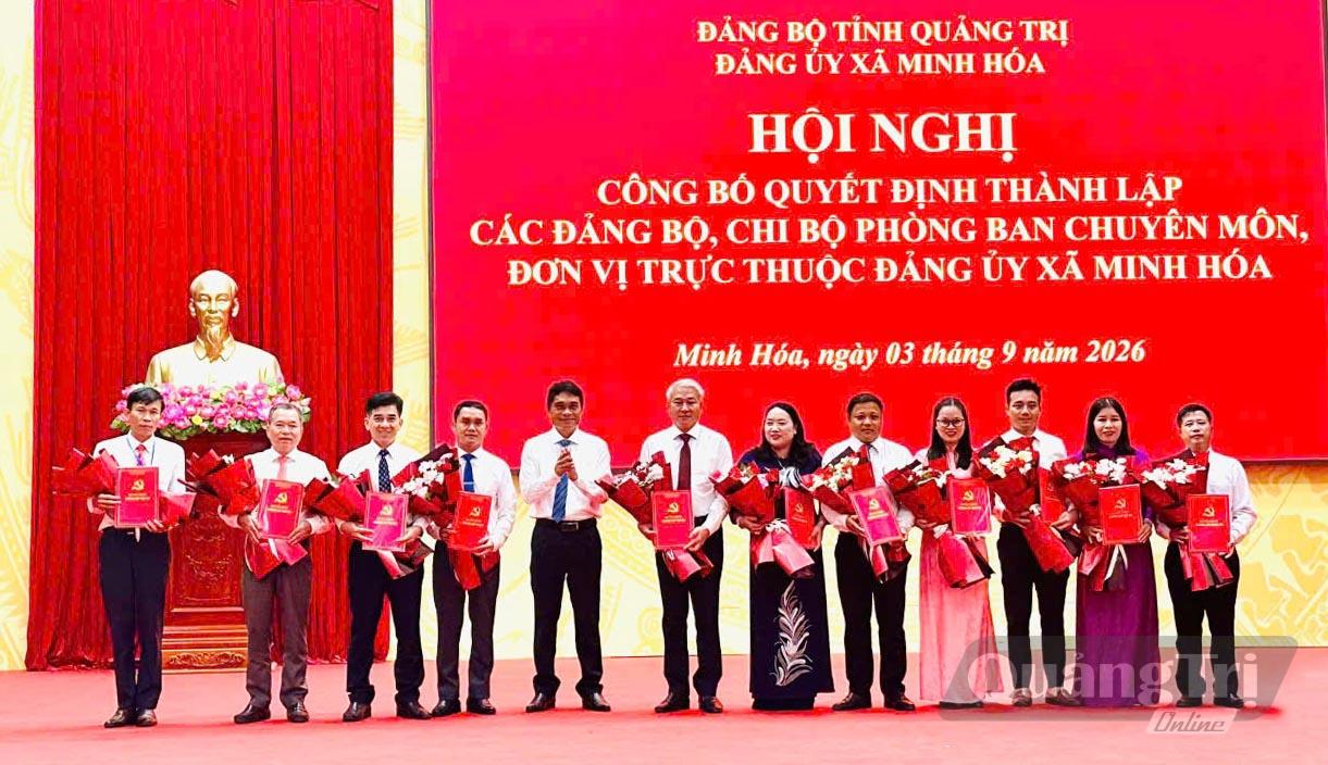 Lãnh đạo Đảng ủy xã Minh Hóa trao quyết định thành lập các đảng bộ, chi bộ trực thuộc - Ảnh: C.T